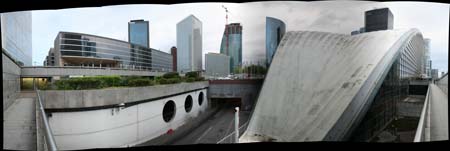 De l’autre côté du parvis de la Défense